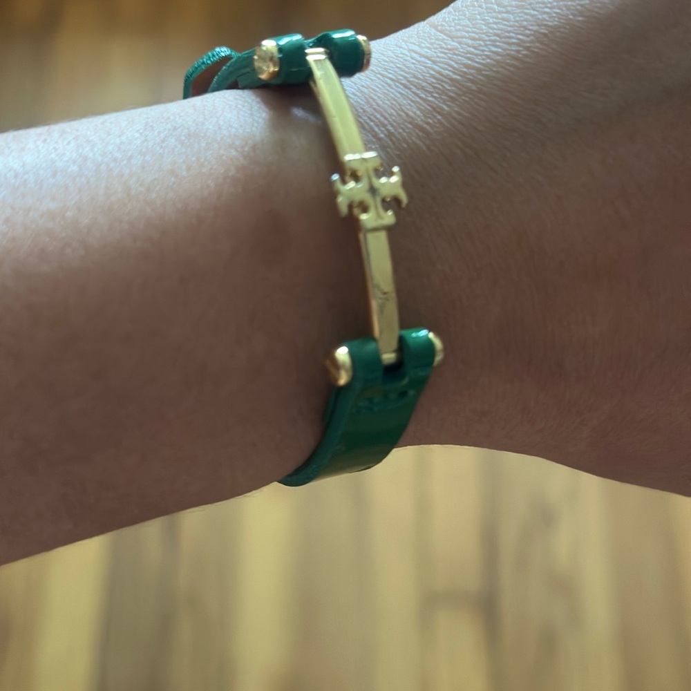 Elegant Green Bracelet with Gold Accents